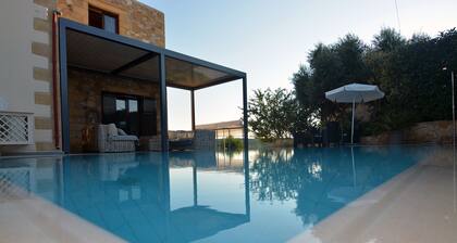 Viehättävä huvila panoraamanäköalalla merelle, 1,5 km päässä rannoista, oma uima-allas.