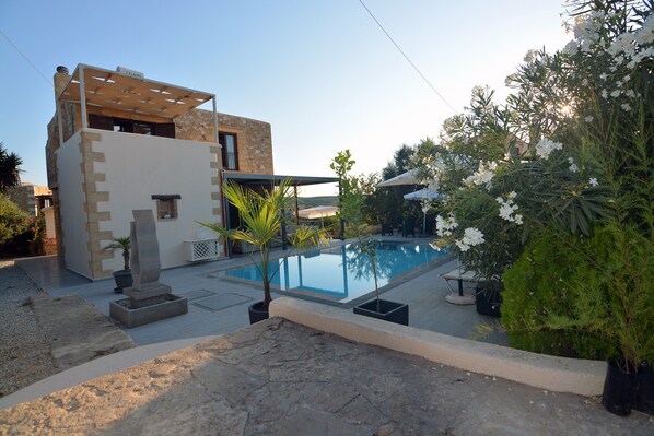 Alberca al aire libre y alberca climatizada