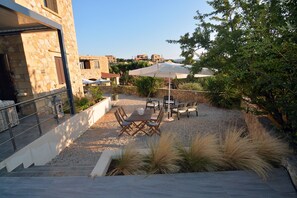 Outdoor dining - Sea-view villa, 1.5 km from beaches, private heated pool (optional). (KONTOMARI)