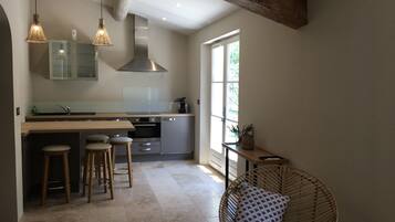 Réfrigérateur, micro-ondes, four, plaque de cuisson