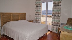 3 عدّة غرف نوم ومكواة/لوح كي وواي فاي وملاءات أسرّة