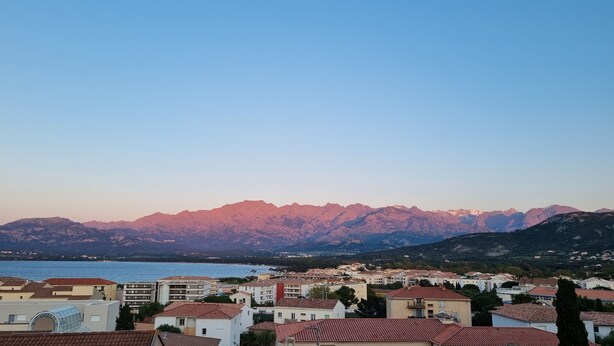 A coastal town with buildings and mountains in the background. - Stunning 82m² air-conditioned 4-bedroom apartment in a villa in Calvi (Calvi)