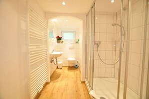 Bathtub, hair dryer, towels, soap - New, 106m² 4 * apartment including use of wellness area + guest card (Bad Hindelang)