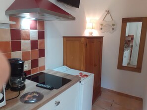 Kühlschrank, Mikrowelle, Herdplatte, Wasserkocher mit Kaffee-/Teezubehör