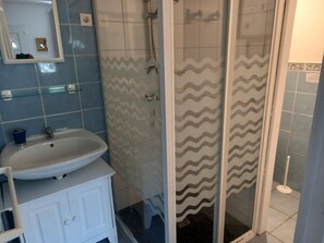 Shower, eco-friendly toiletries, hair dryer, towels - Haven of peace Cosy air-conditioned studio 16 m2+ Swimming pool for 2 persons (Porto-Vecchio)