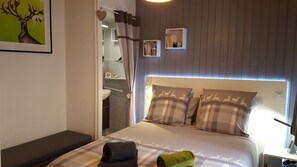 3 bedrooms, desk, iron/ironing board, travel cot