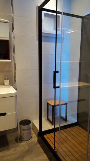 Bruser, miljøvenlige toiletartikler, hårtørrer, håndklæder