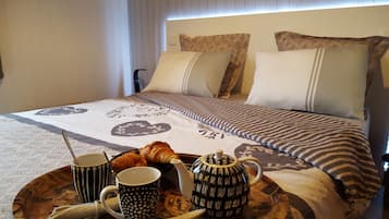 3 chambres, bureau, fer et planche Ă repasser, lit parapluie