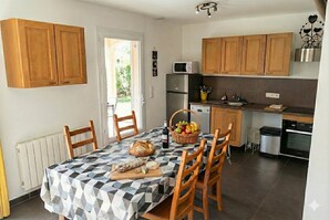 Mikrobølgeovn, ovn, opvaskemaskine, kaffe-/temaskine