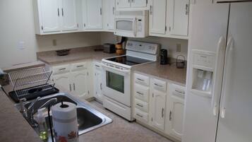 Geladeira, micro-ondas, fogão, cooktop