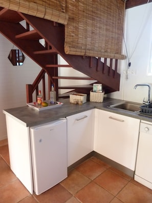 Refrigerador, microondas, horno, placa de cocina