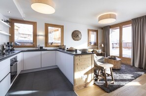 Geladeira, micro-ondas, fogão, cooktop