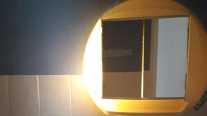 Ein Badezimmer mit Waschbecken, Spiegel und Seifenschale.