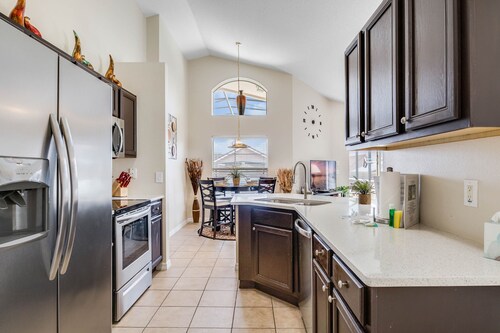 SOLANA - BEAUTIFUL 4 BEDROOM POOL HOME, WITH SPA AND GAME ROOM, CLOSE TO DISNEY