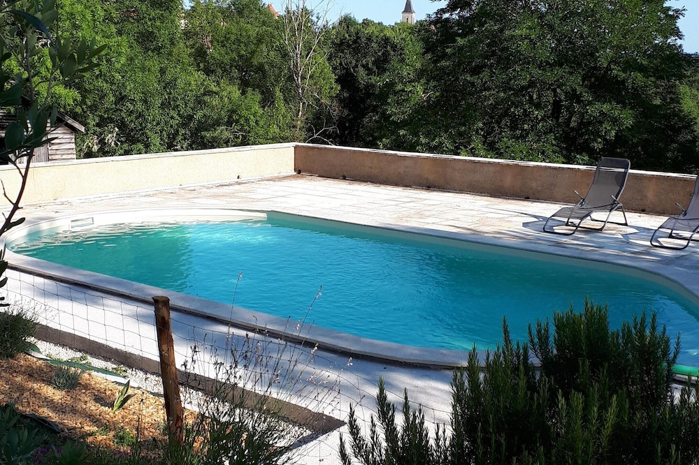 Lodging T3 of character with swimming pool.