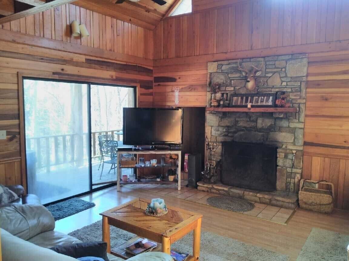 Mohican Cabin Quaint and Relaxing Getaway Hot Tub 