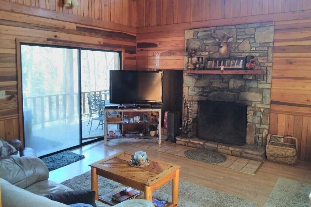 Mohican Cabin Quaint and Relaxing Getaway Hot Tub