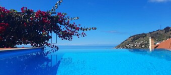 Villa with infinity pool and games room overlooking the sea 