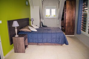 3 bedrooms, desk, soundproofing, iron/ironing board - VILLA D'ALICE 1 TOWN CENTER 10 minutes ON FOOT FROM THE BEACH OF BOURG 3 STARS (SAINTE ANNE)