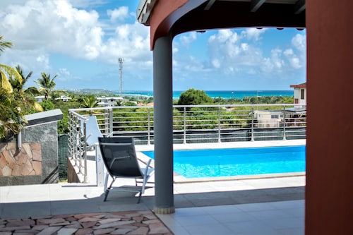 VILLA D'ALICE 1 CENTRE VILLE 10 minutes A PIED DE LA PLAGE DU BOURG 3 ETOILES