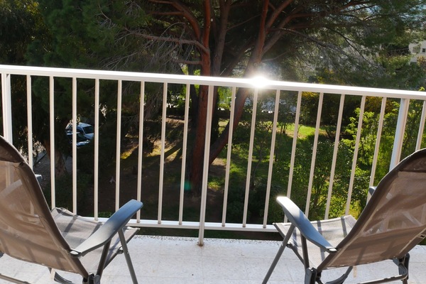Terrasse avec vue sur le jardin de la résidence