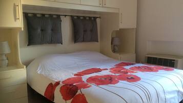 1 habitación, tabla de planchar con plancha y cuna de viaje