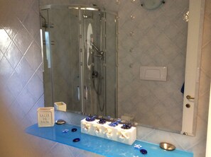 Bruser, hårtørrer, bidet, håndklæder