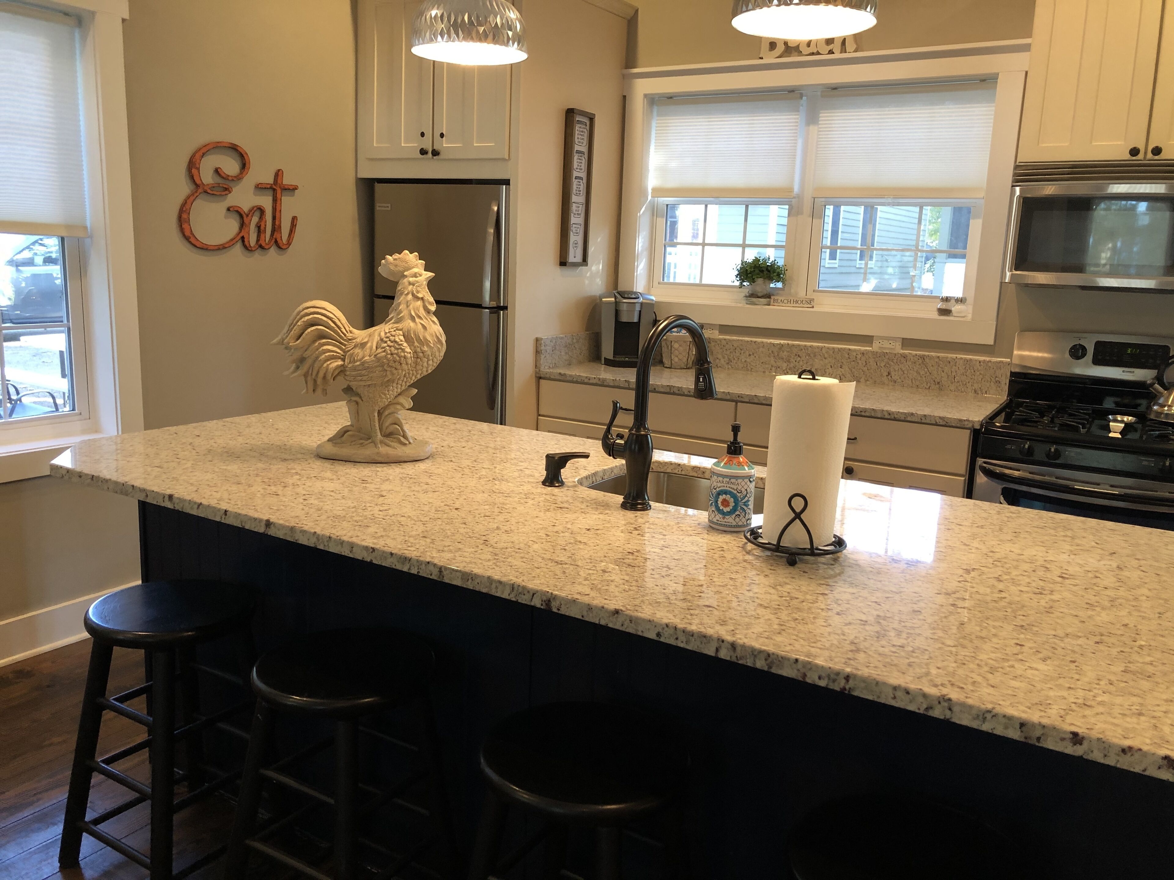 Extra clean and super cute! Farmhouse decor - Cozy Cottage! 