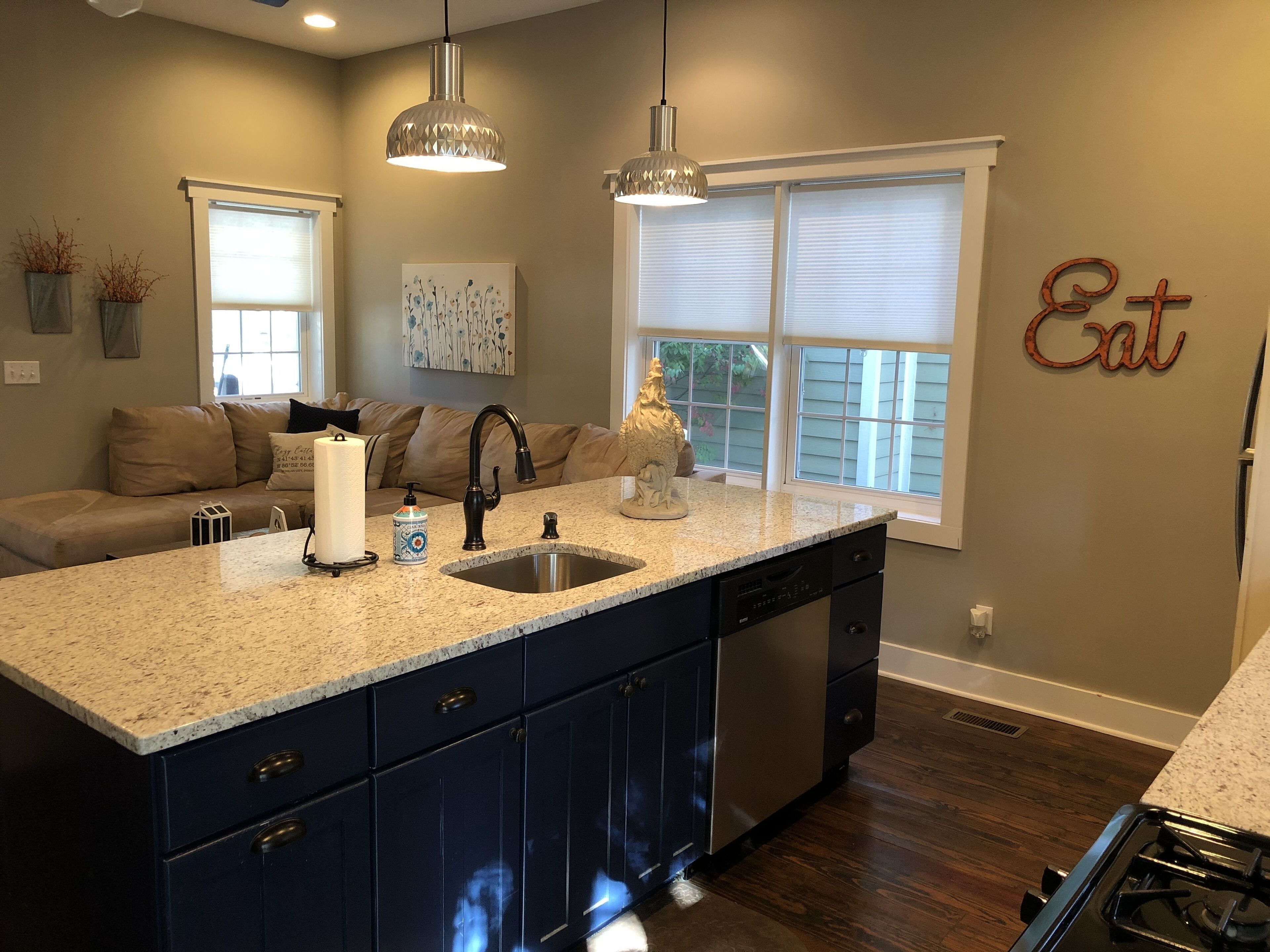 Extra clean and super cute! Farmhouse decor - Cozy Cottage! 