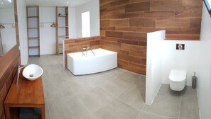 Badewanne, Haartrockner, Handtücher