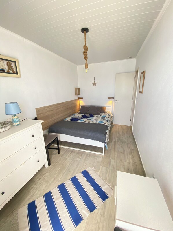 3 bedrooms, desk, iron/ironing board, travel crib