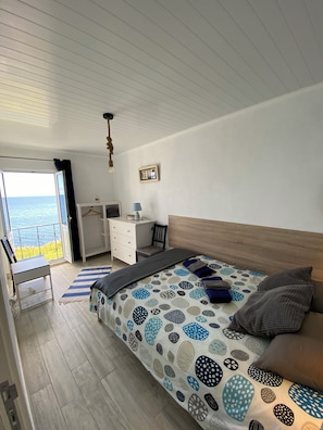 3 bedrooms, desk, iron/ironing board, travel crib