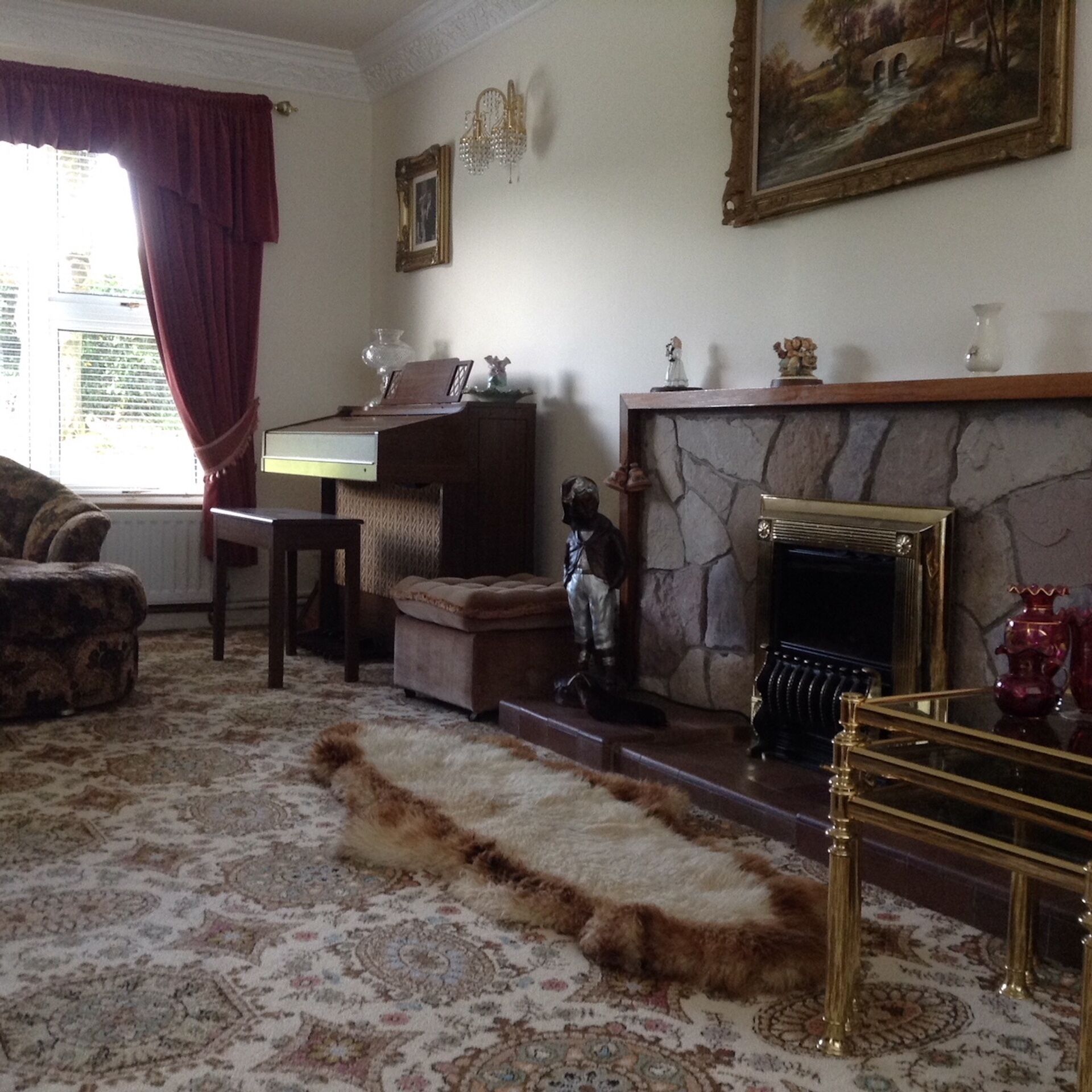 Fernseher, Kamin, DVD-Player, Bücher