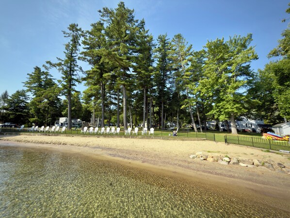 Chaises longues, serviettes de plage