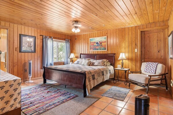 3 Schlafzimmer, Schreibtisch, Bügeleisen/Bügelbrett, WLAN