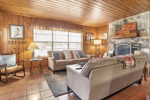 Fernseher, Kamin, DVD-Player, Tischtennisplatte