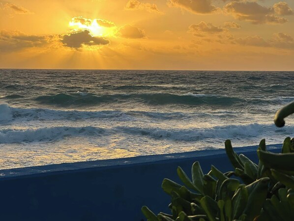 A sunset over the ocean with waves crashing onto the shore. - Ocean View Villa "Saltillo" with a/c and 2 pools, 5 min stroll to beach (Isla Mujeres)