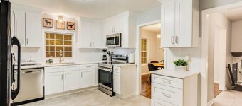 Grand Retreat: 5 Bedroom Sleeps 12, Spacious Deck