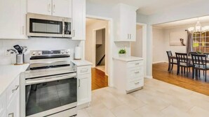 Coffee/tea maker, fridge, microwave, oven - Group retreat with deck, sleeps 12 (Lithonia)