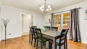 Dining - Group retreat with deck, sleeps 12 (Lithonia)