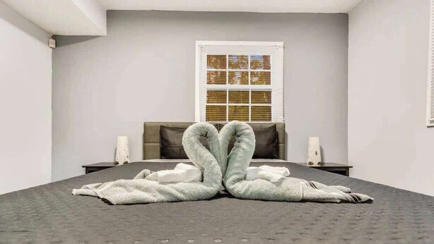 5 bedrooms, iron/ironing board, WiFi, bed sheets - Group retreat with deck, sleeps 12 (Lithonia)