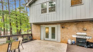 Outdoor dining - Group retreat with deck, sleeps 12 (Lithonia)