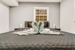 5 bedrooms, iron/ironing board, WiFi, bed sheets