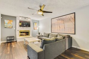 Televisión y oficina 