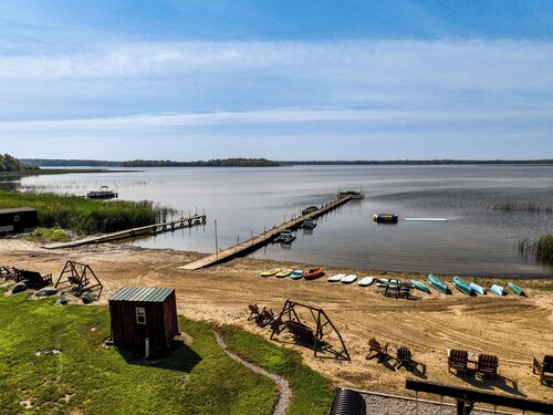  Uusi 1 makuuhuoneen järvihytti, jossa on ilmaisia lomakeskuksen mukavuuksia