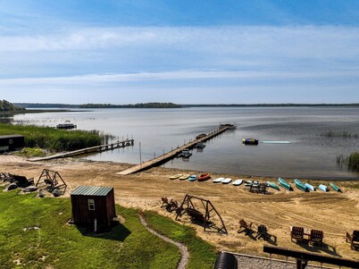 New 1 bedroom lake cabin with FREE resort amenities