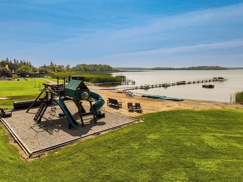 New 1 bedroom lake cabin with FREE resort amenities