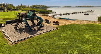 New 1 bedroom lake cabin with FREE resort amenities