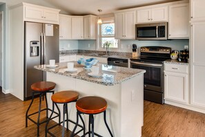 Fridge, microwave, oven, stovetop - Oceanfront Dog Friendly Home with Home Theater, Hot Tub, Grill (Waves)