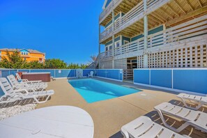 A rooftop pool area with lounge chairs and a hot tub. - Oceanview Dog Friendly Home w/ Private Pool, Hot Tub, Elevator, and Game Room (Rodanthe)